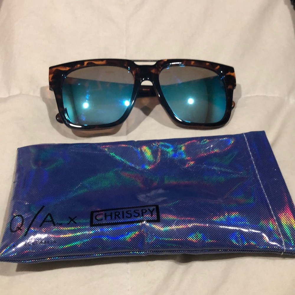 Quay sunglasses Chrisspy tort blue lens